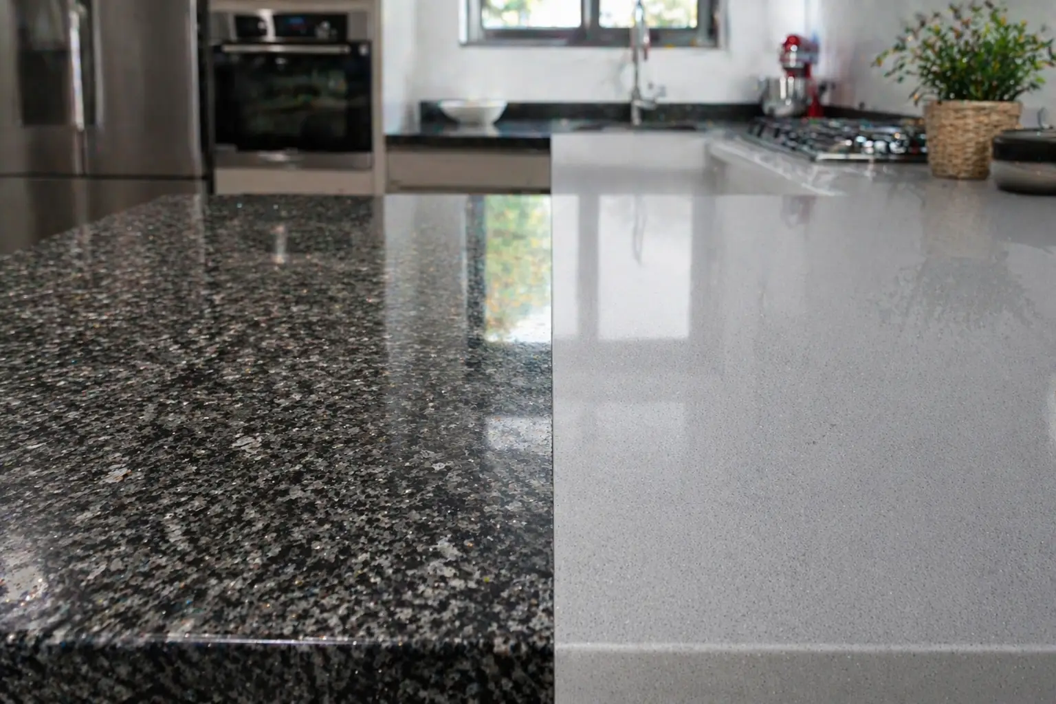 גרניט או קוורץ למטבח – מה יעמוד יותר שנים במטבח הישראלי?